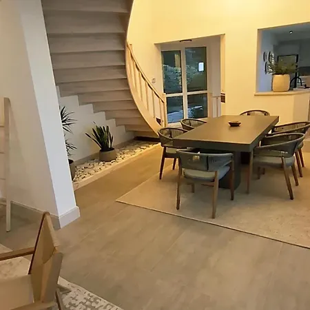 Alexa Villa *